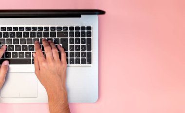 İnternet ve e-öğrenmeyle meşgul bir blogcu. Metin için boşluk ile düz uzandı