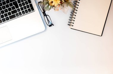 Dizüstü bilgisayarı ve defteri olan bir masaüstü bilgisayar. Boş alanı olan muhasebe ofisi. Konsantrasyon, şablon