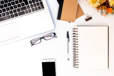 Boş defterle düz uzanış, telif alanı, bir girişimin ofisi, toplantılar