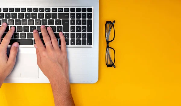 Student Tippt Laptop Ein Bereitet Abschlussprüfungen Für Universität Vor Learning — Stockfoto