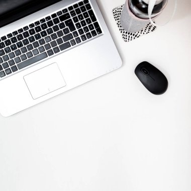 Profesyonel kare eşçalışma alanı, fare ve su şişeli dizüstü bilgisayar, kopyalama alanı