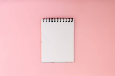 Yüzük klasörünün boş ve beyaz sayfası, kopya alanı olan defter şekli, düz uzanma