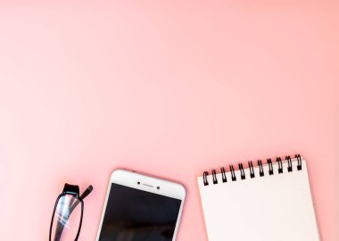 Ofis malzemeleri, gözlükler, not defterleri ve telefon. Kopyalama, dizayn ya da metin için boşluk, beyaz sayfa