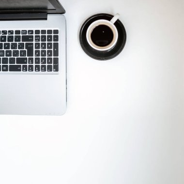 Kare düz dizüstü bilgisayar, girişimci ofisi, boş kopya alanı olan minimalist.