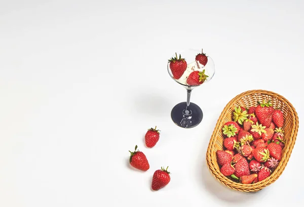 Fresas Vaso Con Helado Con Chispas Chocolate Una Pequeña Canasta — Foto de Stock