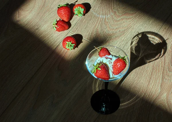 Copa Cóctel Con Fresas Helado Una Mesa Madera Tres Bayas — Foto de Stock