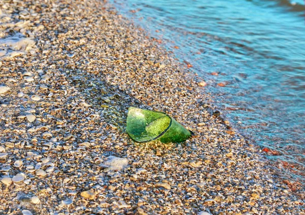 여름철에 더러운 생태계 해변의 쓰레기 해변의 해변의 파편들 — 스톡 사진