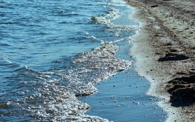 Deniz meltemi, deniz kıyısı, güney denizi, yaz günü, hafif su dalgası, kumlu sahil