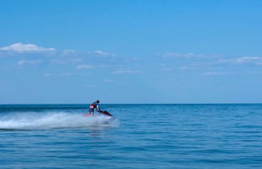 Denizin yüzeyinde yüksek hızda bir jet ski hareketi