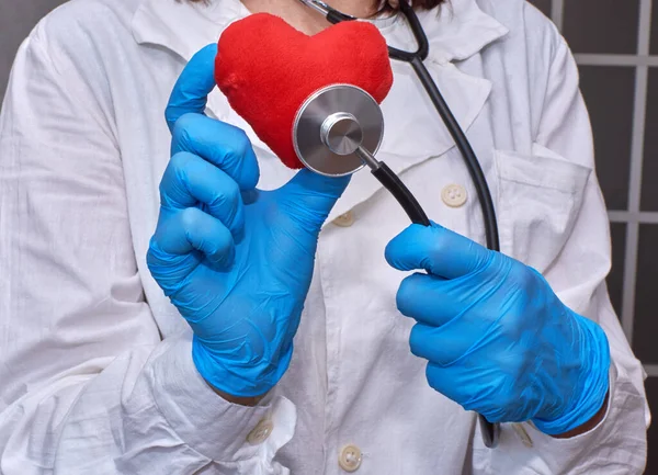 Médico Casaco Branco Segura Modelo Coração Ouve Com Fanndoscope — Fotografia de Stock