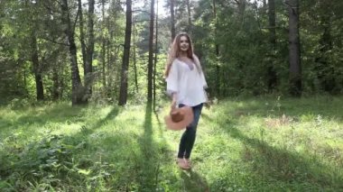 Ormanda dans boho tarzı şapka olan kadın