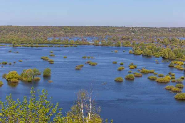 Vista aérea del paisaje sobre el río Desna con prados y campos inundados. Vista desde el banco alto en el desbordamiento anual de primavera. Novgorod-Siversky, Ucrania . — Foto de Stock