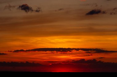 Kırmızı günbatımı tepelerde, Donetsk region, Ukrayna