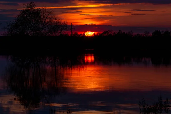 河上明亮的红色日落美丽的风景 — 图库照片