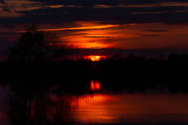 Hermoso paisaje de brillante puesta de sol roja sobre el río — Foto de Stock