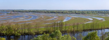 Hava manzara panorama görünüm Desna Nehri su dolu çayırlar ve alanları ile. Yıllık bahar taşan yüksek bankadan görüntüleyin. Novgorod-Siversky, Ukrayna.