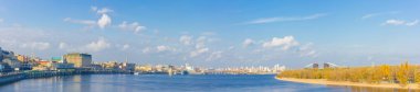 Güzel manzarasına Dinyeper nehir, nehir İstasyonu, Havana Köprüsü ve Naberezhno-Kreschatitska street Kiev, Ukrayna. Kiev sonbahar Panoraması turuncu renklerde.
