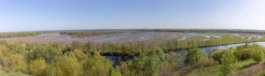 Hava manzara panorama görünüm Desna Nehri su dolu çayırlar ve alanları ile. Yıllık bahar taşan yüksek bankadan görüntüleyin. Novgorod-Siversky, Ukrayna.