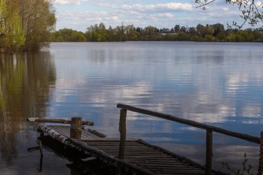 Bahar sular altında Nehri üzerinde. Avrupa. Taşkın.
