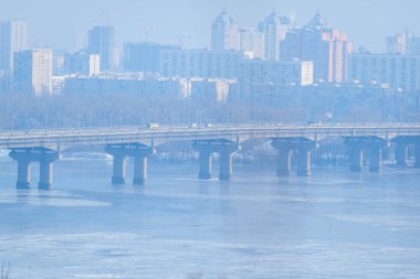 Donmuş nehir. İki paralel köprü. Kiev. Ukrayna. Kiev dan kış karlı nehir manzarası. Ukrayna.