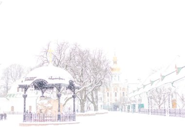 Kiev, Ukrayna Pechersk Lavra giriş kapısı. Kışın kar Trinity Gate Kilisesi