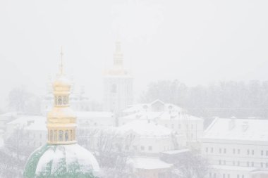 Kiev, düşük açılı Lavra katedral kubbe. Kış günü kar. Karla kaplı