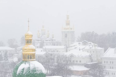 Kiev, düşük açılı Lavra katedral kubbe. Kış günü kar. Karla kaplı