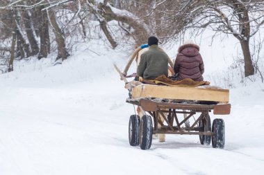 İki delikli okal köydeki Ukrayna, Sumy bölgesi ile sepeti