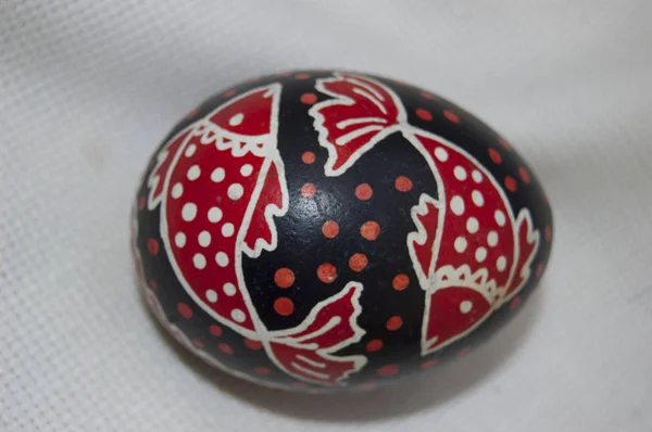 Påskfirande. Påskägg. Traditionella påskägg design ägg. Färgade ägg. — Stockfoto