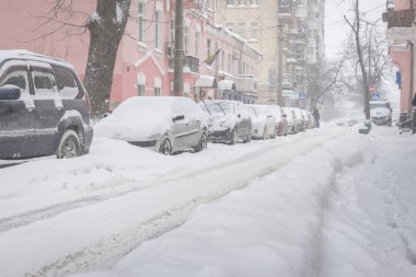 Şehirde kar fırtınası. Kar ile ulaşım kapak dondu
