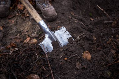 Kürek toprağa yakın çekim. Toprağa spading
