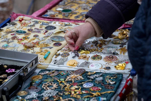 Frauen wählen die antike Brosche auf dem Flohmarkt — Stockfoto