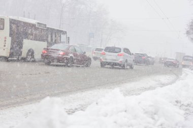 Trafik sıkışıklığı içinde kar fırtınası, Kiev. Kış kar yol çok araba ile