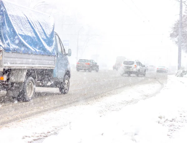 Engarrafamento na tempestade de neve, Kiev. Inverno estrada de neve com muitos carros — Fotografia de Stock