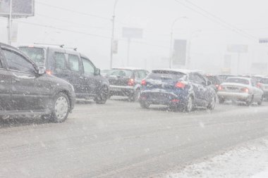 Kiev, Ukrayna Aralık ayında yollarda kar fırtınası. Karlı ve hiçbir şey görünürlük sokakta