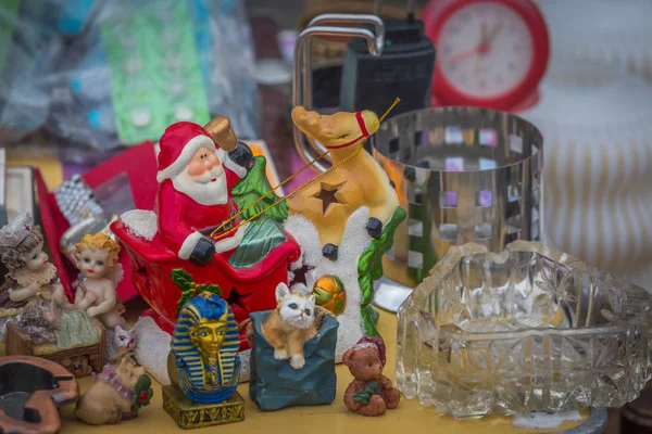 Alte Keramik-Weihnachtsmann auf dem Flohmarkt in Kiev, Ukraine — Stockfoto