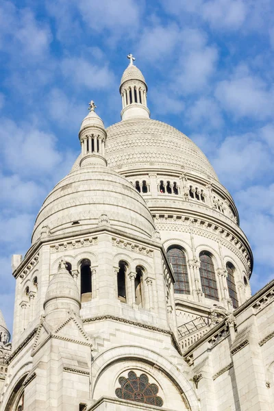 PARIS, FRANCE - January 21, 2017: Montmartre near Basilica Sacre Coeur designed by Paul Abadie, 1914 - Roman Catholic Church and minor basilica, dedicated to Sacred Heart of Jesus. — Stock Photo, Image