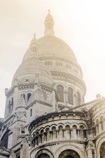 PARIS, FRANCE - January 21, 2017: Montmartre near Basilica Sacre Coeur designed by Paul Abadie, 1914 - Roman Catholic Church and minor basilica, dedicated to Sacred Heart of Jesus. — Stock Photo, Image