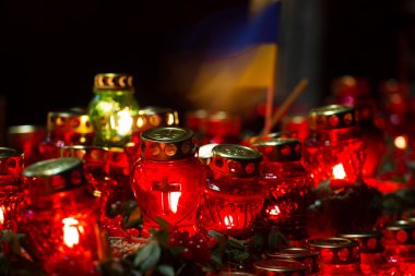 Geceleri kırmızı mumlar holodomor memorial yakınındaki. Kıtlıklar Ukrayna kurbanları anısına onurlandıran