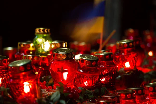 Red candles at night near the holodomor memorial. Honoring the memory of victims of famines in Ukraine — Stock Photo, Image