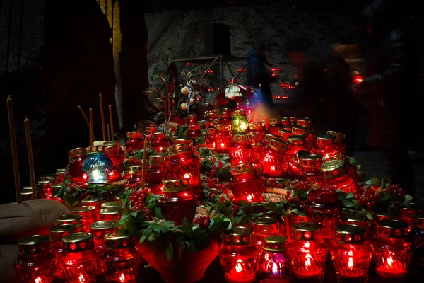 Red candles at night near the holodomor memorial. Honoring the memory of victims of famines in Ukraine — Stock Photo, Image