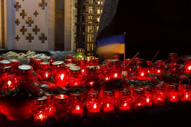 Gece holodomor memorial yakınındaki kırmızı mumlar.