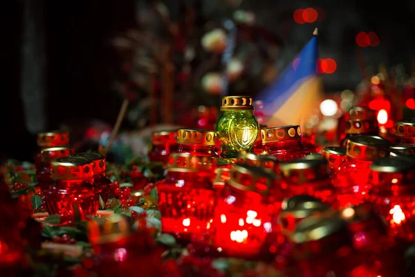 Red candles at night near the holodomor memorial. Honoring the memory — Stock Photo, Image