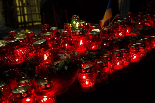 Red candles at night near the holodomor memorial in Ukraine — Stock Photo, Image