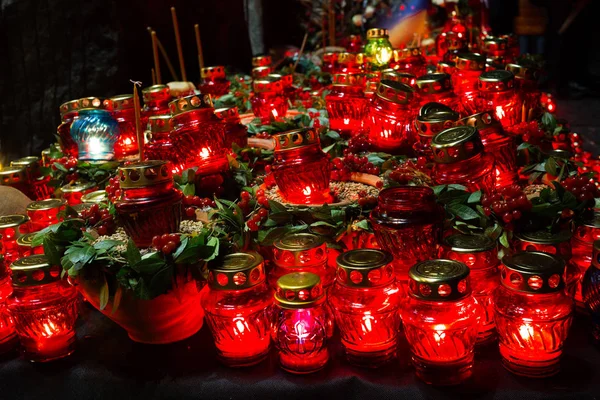 Red candles at night near the holodomor memorial. — Stock Photo, Image