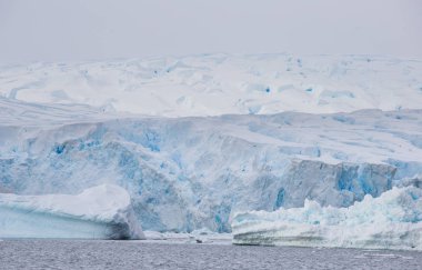 Dünya iklim değişikliği sorunları. Eriyen buzul. Antarktika inanılmaz beyaz dondurulmuş mavi manzara.