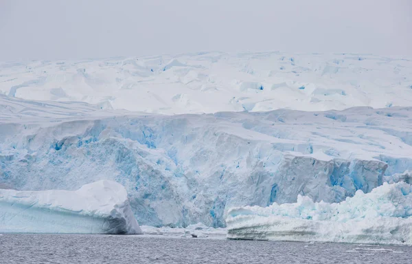 Dünya iklim değişikliği sorunları. Eriyen buzul. Antarktika inanılmaz beyaz dondurulmuş mavi manzara.