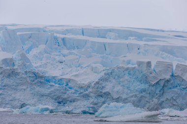 Dünya iklim değişikliği sorunları. Eriyen buzul. Antarktika inanılmaz beyaz dondurulmuş mavi manzara.