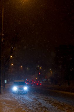 Kar fırtınası. Gece trafik sıkışıktı. Araba caddede bulanıklaştı..
