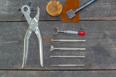 Deri enstrüman takımı. Düz set. El yapımı deri atölye için eski deri pullar..